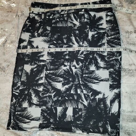 Fabletics Cora Palm Tree Skirt - Picture 4 of 9
